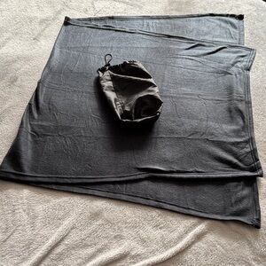 2 Brookstone Travel Blankets w/ Pouch Black Blue EUC